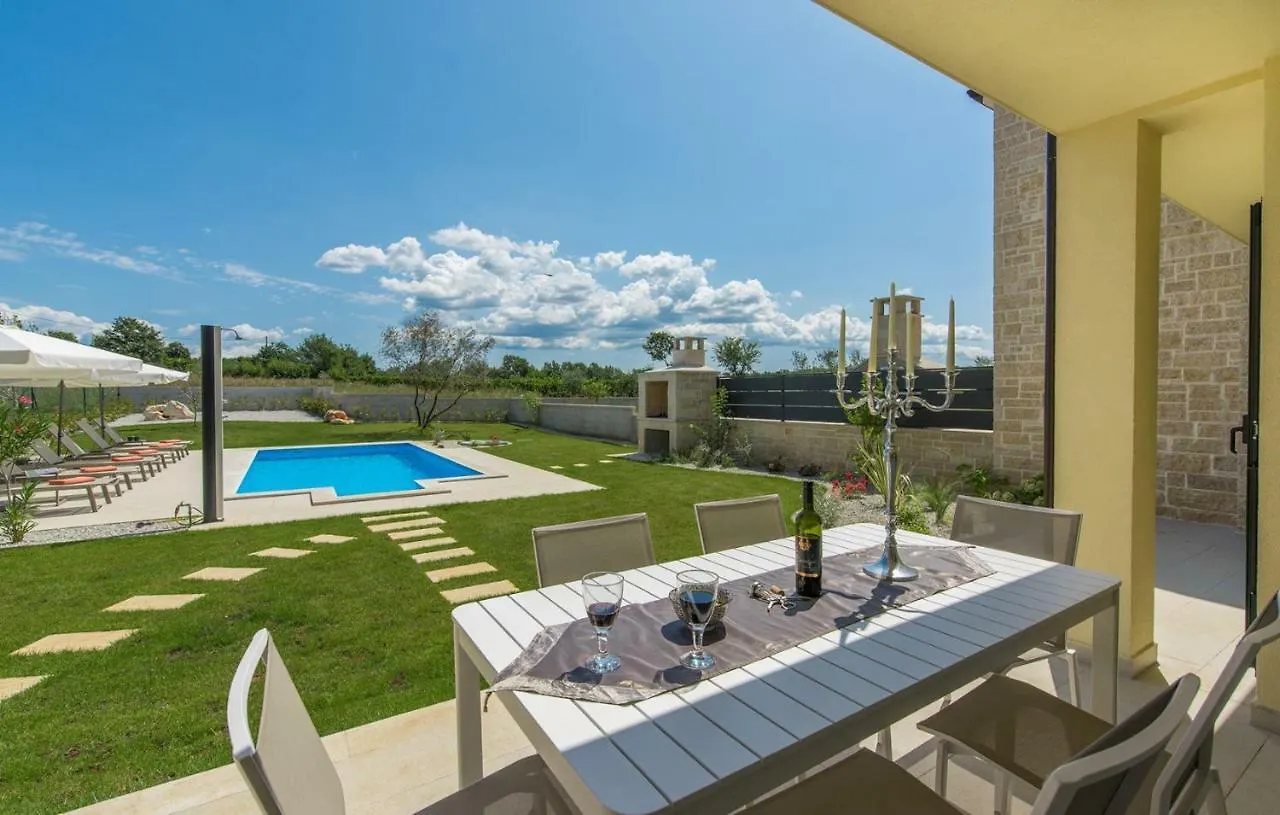 Villa Clara With Private Pool Labinci